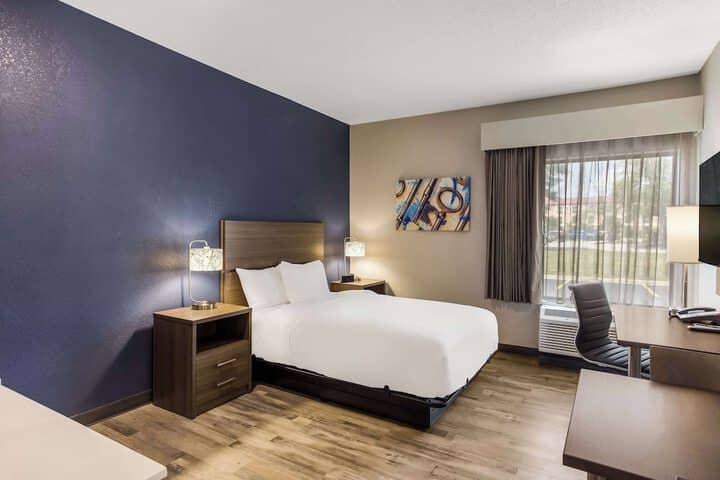 Room 15 of 33